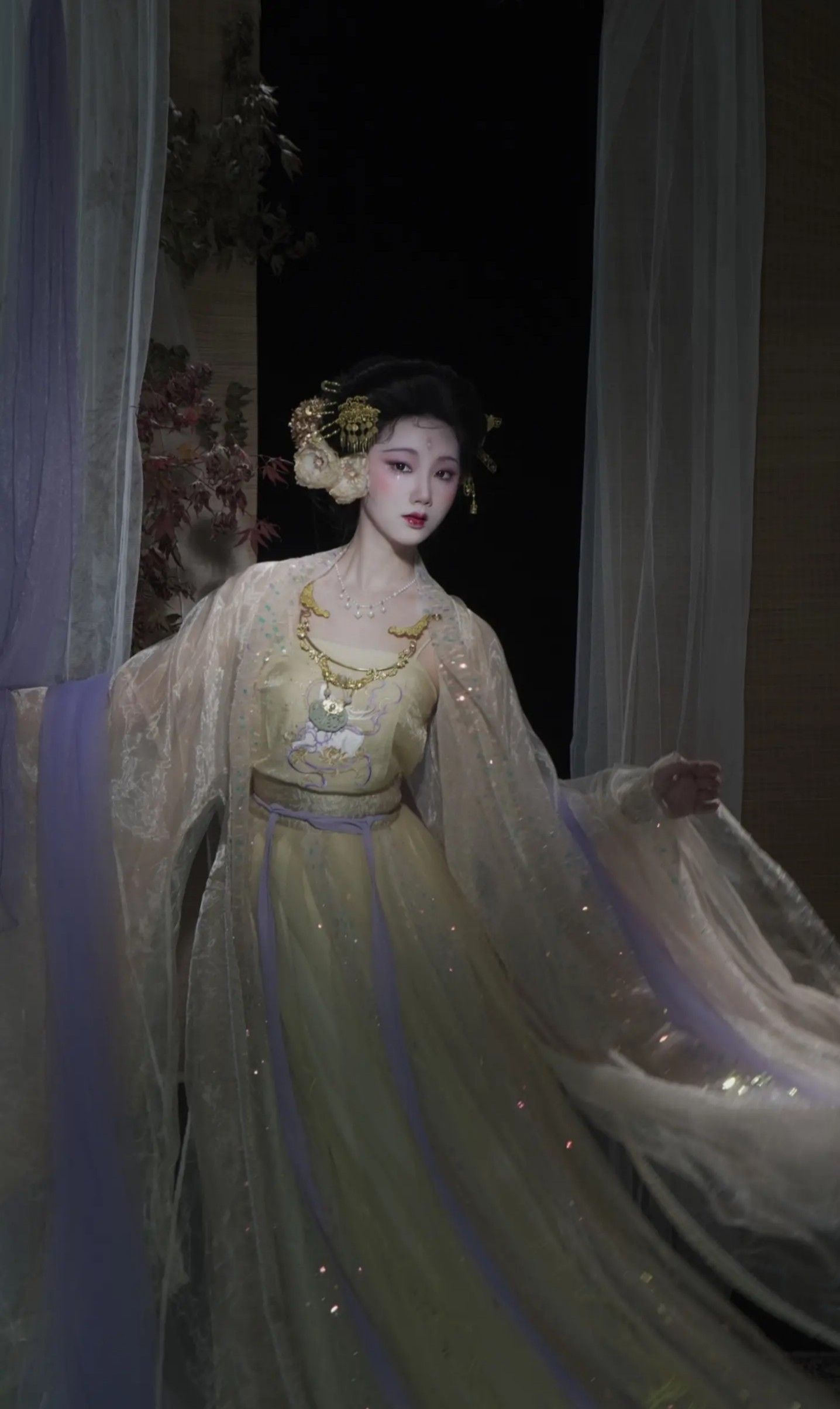 Unveiling the Originality of Mo Qianyans Hanfu Fashion:The Journey of Traditional Elegance Unveiling the Originality of Mo Qianyans Hanfu Fashion:The Journey of Traditional Elegance