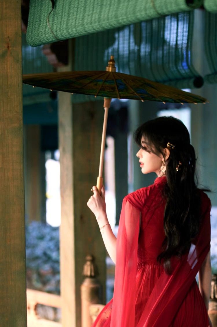 West Lake Moonlight:The Elegance of Qipao,a Tale of Traditional Chinese Beauty West Lake Moonlight:The Elegance of Qipao,a Tale of Traditional Chinese Beauty