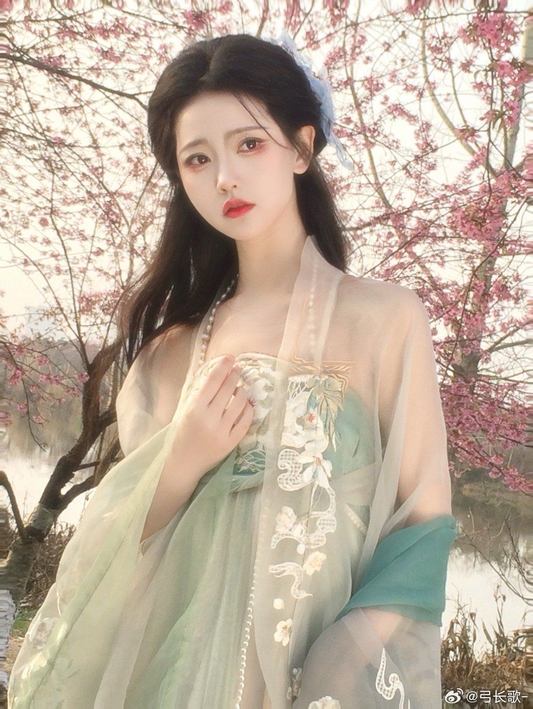 Teenage Girls Traditional Chinese童装汉服:The Allure of 13-Year-Olds in Hanfu Fashion Teenage Girls Traditional Chinese童装汉服:The Allure of 13-Year-Olds in Hanfu Fashion