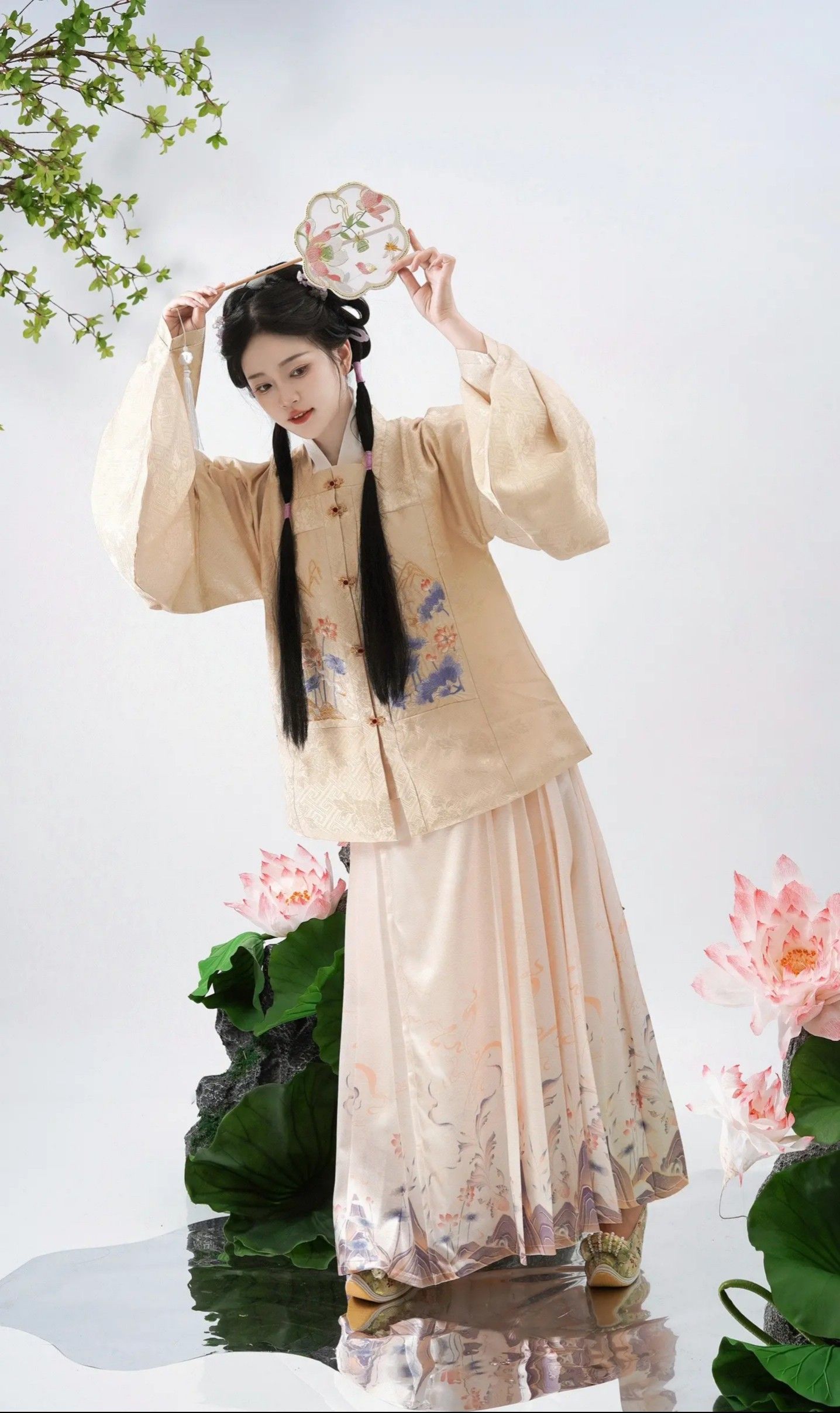 Shanghai Cheongsam:Unveiling the Newest Fashion with a Glimpse into Old Shanghais Glamour Shanghai Cheongsam:Unveiling the Newest Fashion with a Glimpse into Old Shanghais Glamour