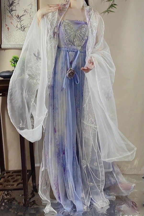 The Revival of Hanfu:Chinese Youth Embracing Traditional Elegance The Revival of Hanfu:Chinese Youth Embracing Traditional Elegance