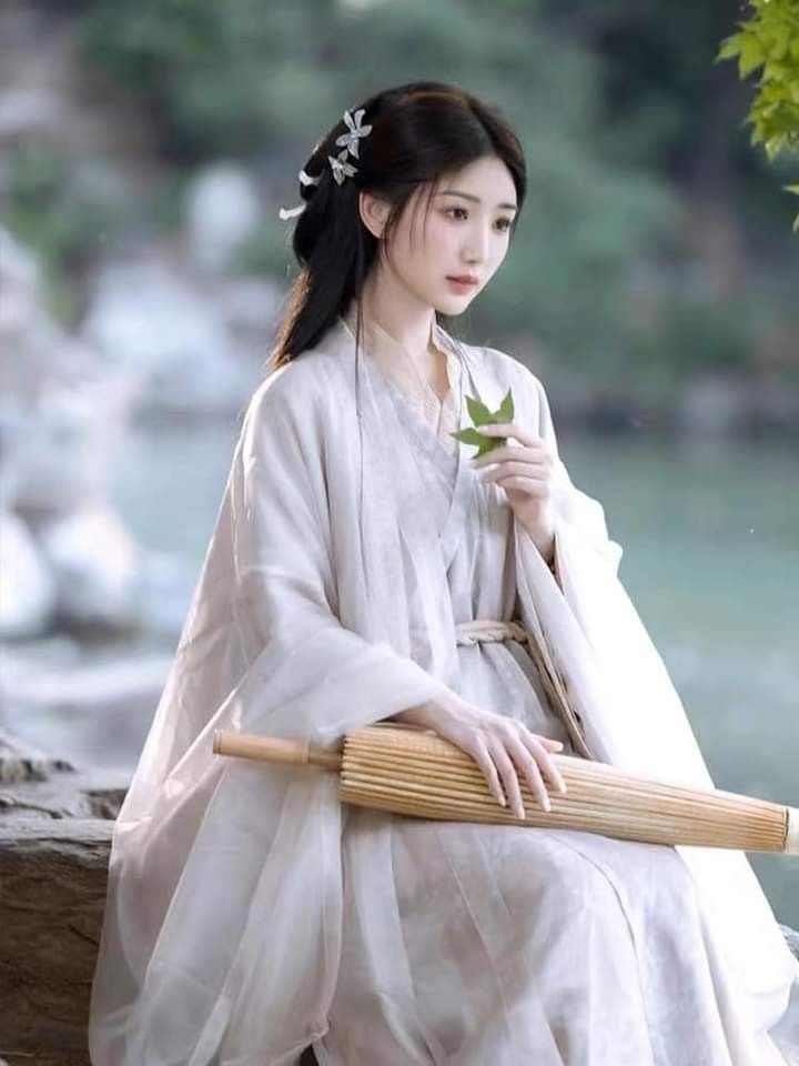 Embroidery on Traditional Chinese Womens Clothing:The Splendor of Tangzhuang Fashion Embroidery on Traditional Chinese Womens Clothing:The Splendor of Tangzhuang Fashion