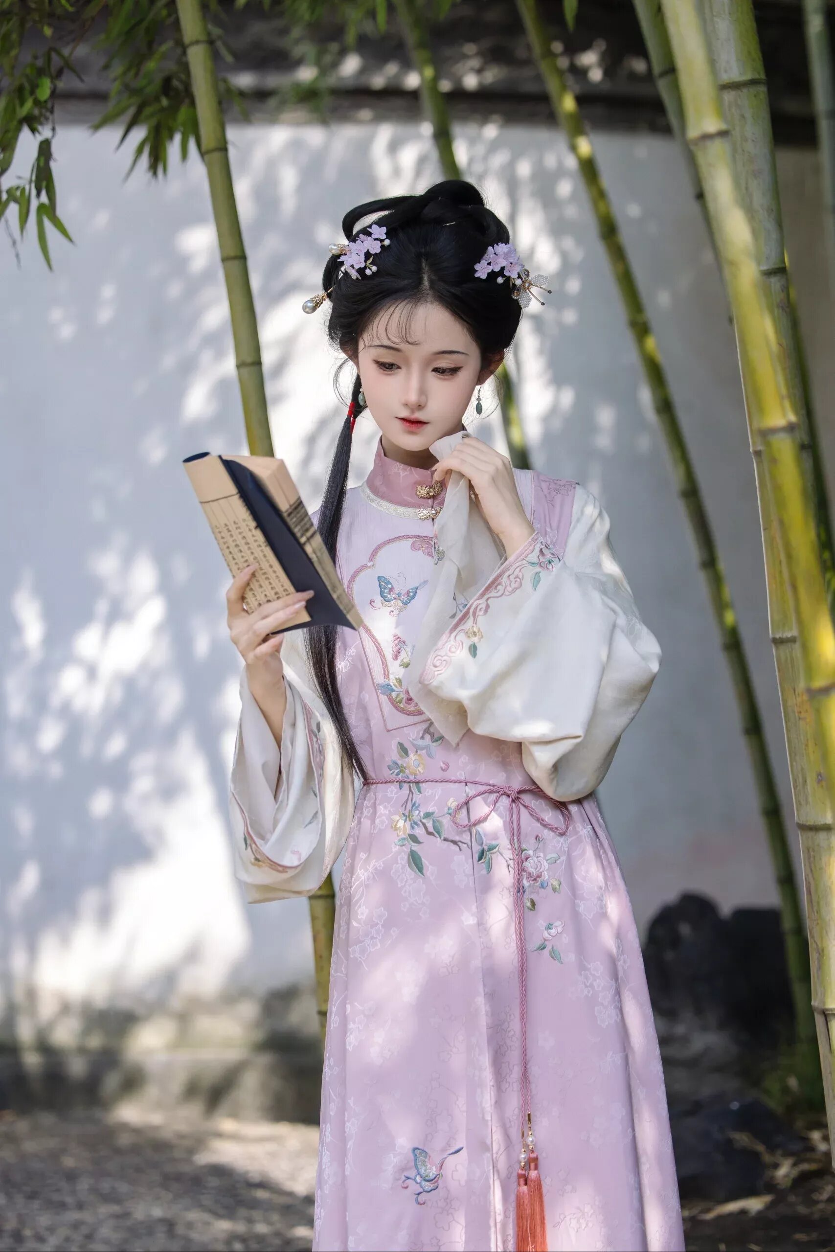 Cheongsam,Wig Grip and the Revival of Traditional Chinese Beauty Cheongsam,Wig Grip and the Revival of Traditional Chinese Beauty