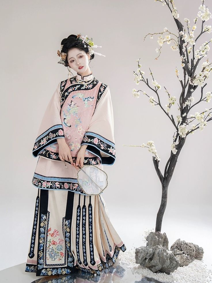 The Rise of Traditional Chinese Clothing:The Elegance of Standing Collars and弓袋袖 in Hanfu Fashion The Rise of Traditional Chinese Clothing:The Elegance of Standing Collars and弓袋袖 in Hanfu Fashion