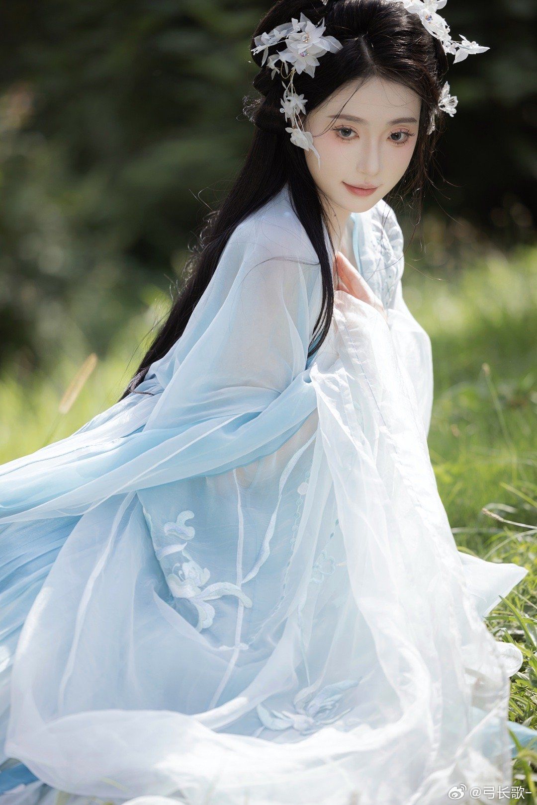 The Splendor of Hanfu in the Landscapes:A Tale of Wen Kexis Elegance in Traditional Chinese Attire The Splendor of Hanfu in the Landscapes:A Tale of Wen Kexis Elegance in Traditional Chinese Attire