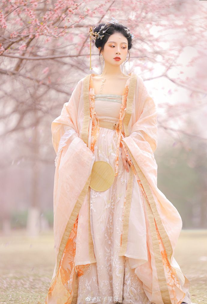 The Evolution of Qipao:A Modern Riff on Traditional Chinese Fashion The Evolution of Qipao:A Modern Riff on Traditional Chinese Fashion