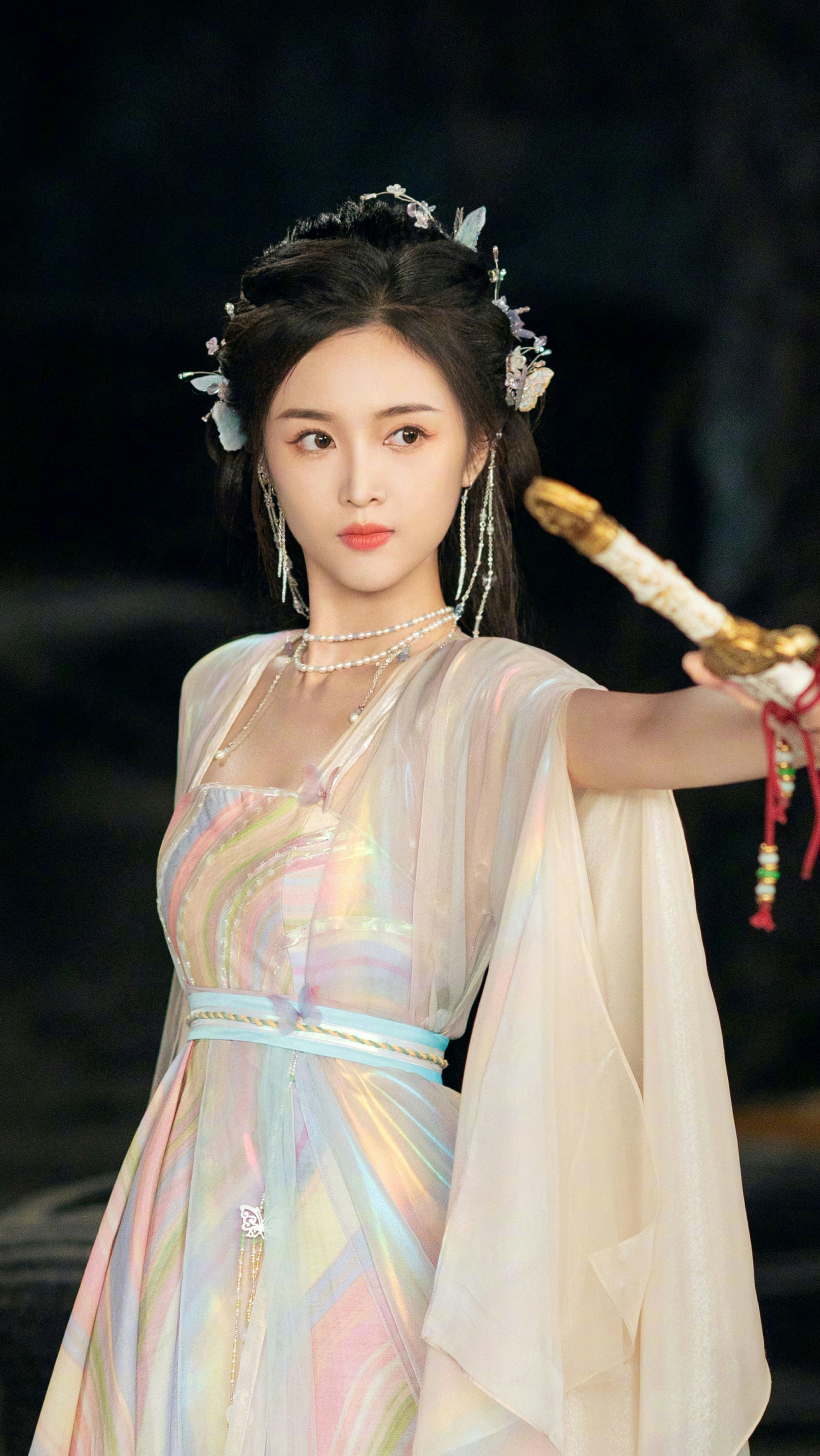 Youthful Cheongsam Style:Teenage Girls Embrace Oversized Qipao Fashion Youthful Cheongsam Style:Teenage Girls Embrace Oversized Qipao Fashion