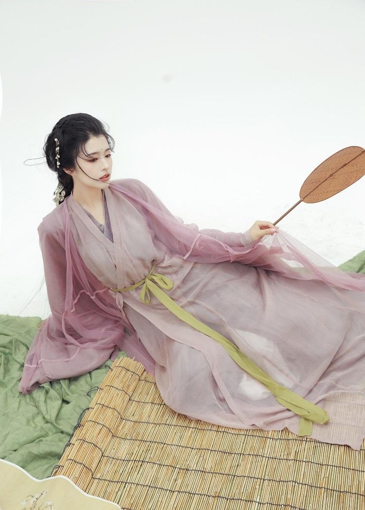 Embracing the Elegance of Qipao with Accessory Perfection Embracing the Elegance of Qipao with Accessory Perfection