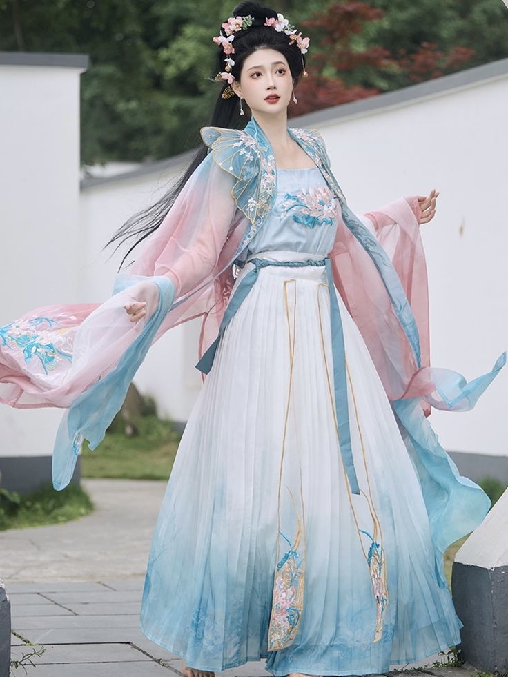 The Evolution of Traditional Hanfu Hair Ornaments:The Post-Press Tassel and Phoenix Crown The Evolution of Traditional Hanfu Hair Ornaments:The Post-Press Tassel and Phoenix Crown
