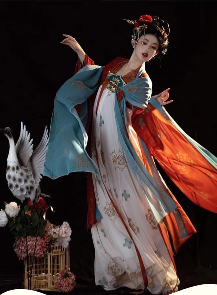 Modernized Blue and White Porcelain Cheongsam Skirt:The Evolution of a Traditional Elegance Modernized Blue and White Porcelain Cheongsam Skirt:The Evolution of a Traditional Elegance