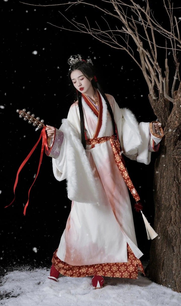 Traditional Cheongsam Fashion and Accessories in the Republic of China Era