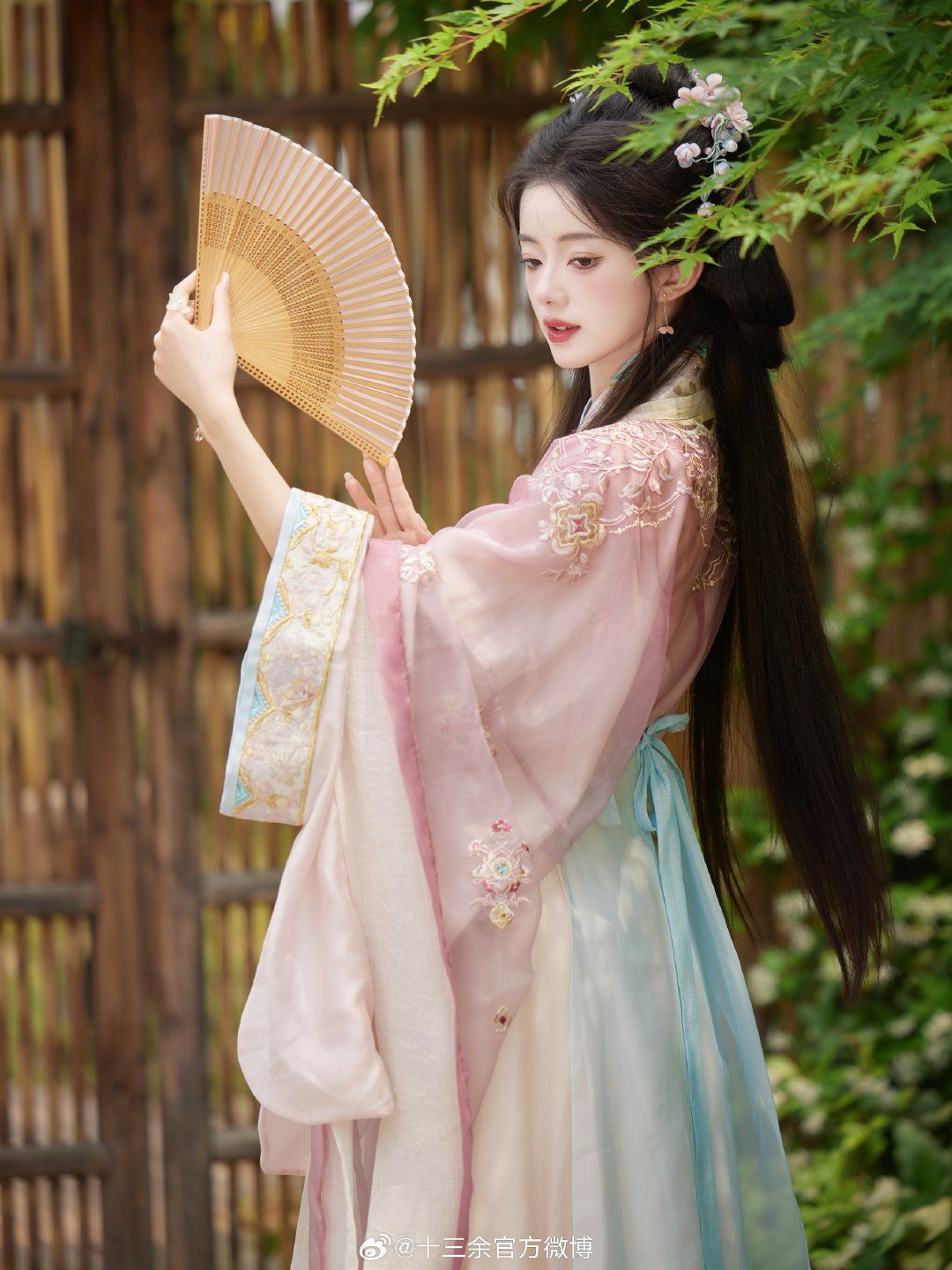 The Splendor of Hanfu:The Allure of the Tang-Style Yinuo