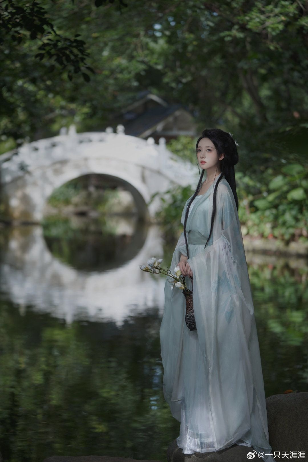 The Splendor of Sleeveless Splendor:The Grandeur of the Da Xiushan Hanfu with its Broad Sleeves The Splendor of Sleeveless Splendor:The Grandeur of the Da Xiushan Hanfu with its Broad Sleeves