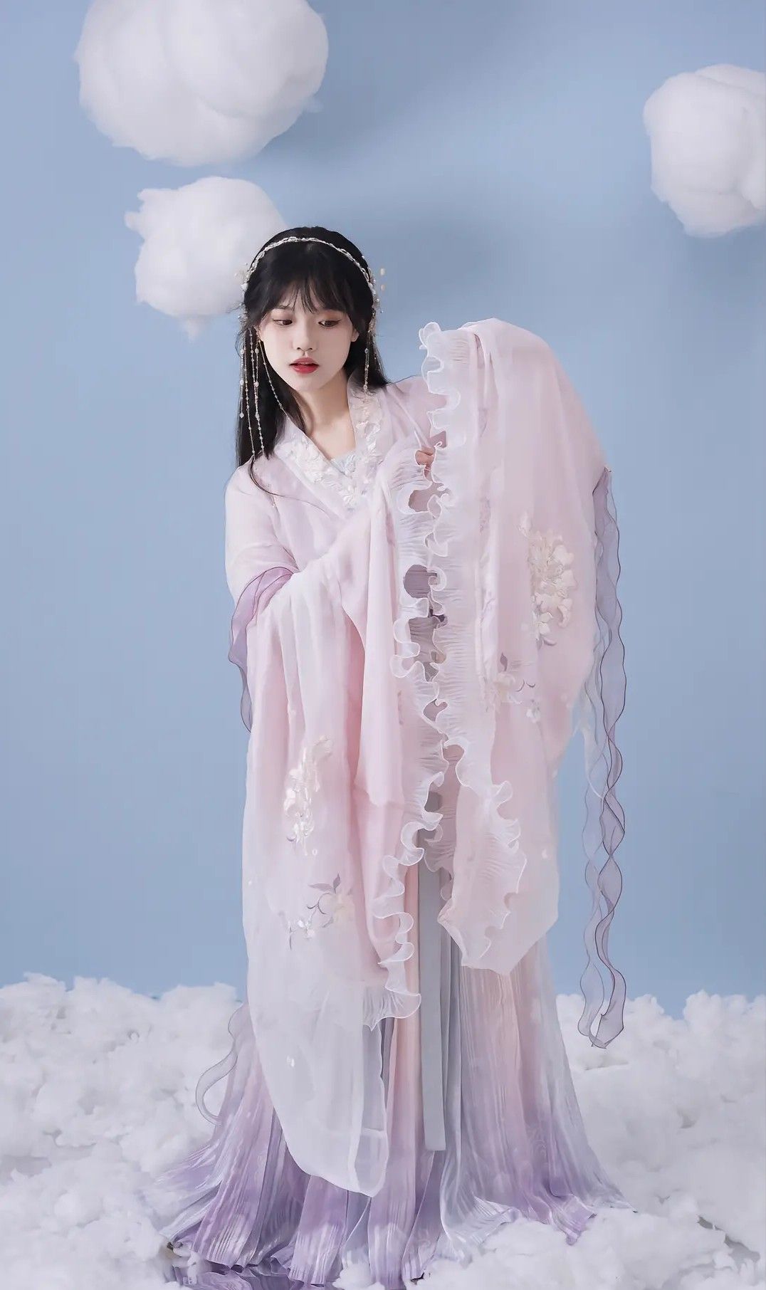 The Splendid Charm of Forked-Placket Clasp Cheongsam with its Opening叉设计 The Splendid Charm of Forked-Placket Clasp Cheongsam with its Opening叉设计