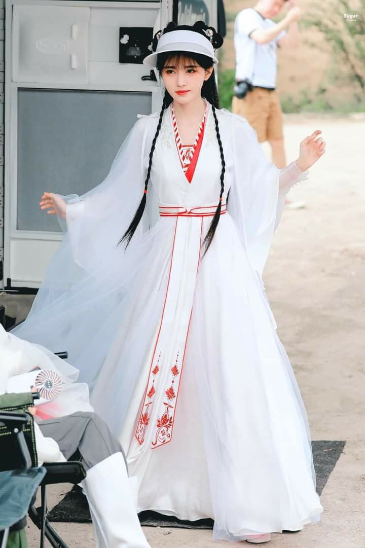 The Ritual of Tang Suit Grabbing for Good Fortune in Chinese Tradition