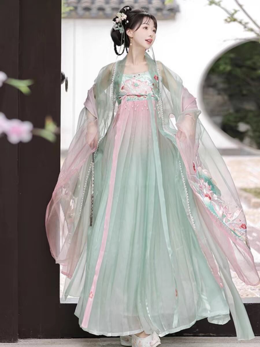 The Allure of Qipao in Modern Weddings:A Blend of Tradition and Elegance The Allure of Qipao in Modern Weddings:A Blend of Tradition and Elegance