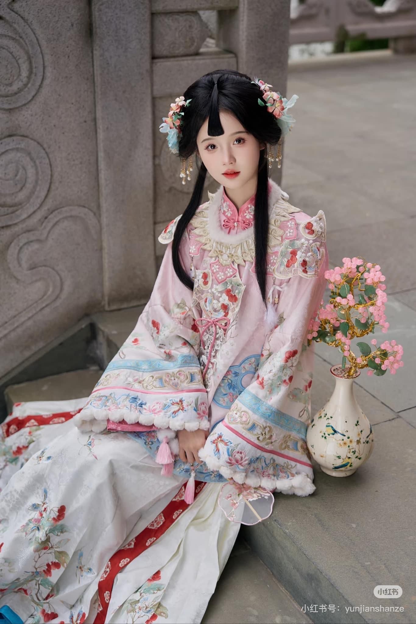 Reinventing Traditional Tangzhuang:Modernizing Classic Chinese Fashion
