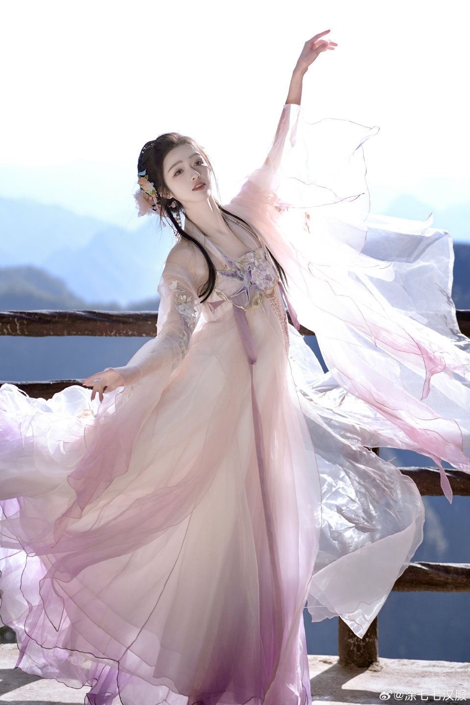 The 7-Year-Old Hanfu Enthusiastic Girl The 7-Year-Old Hanfu Enthusiastic Girl