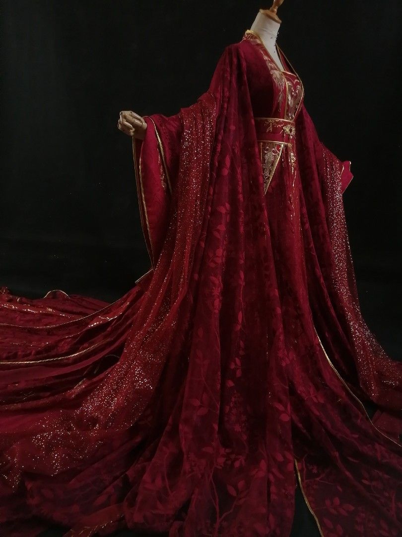 The Charm of the Off-the-Shoulder Long Dress in Hanfu Fashion The Charm of the Off-the-Shoulder Long Dress in Hanfu Fashion