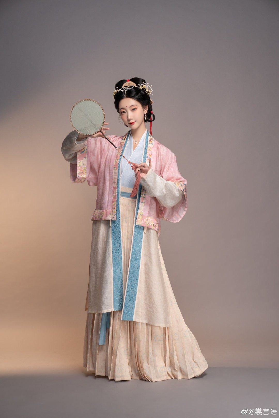 The Splendor of Traditional Chinese Hanfu:The Mian裙 Horseface Skirt) The Splendor of Traditional Chinese Hanfu:The Mian裙 Horseface Skirt)